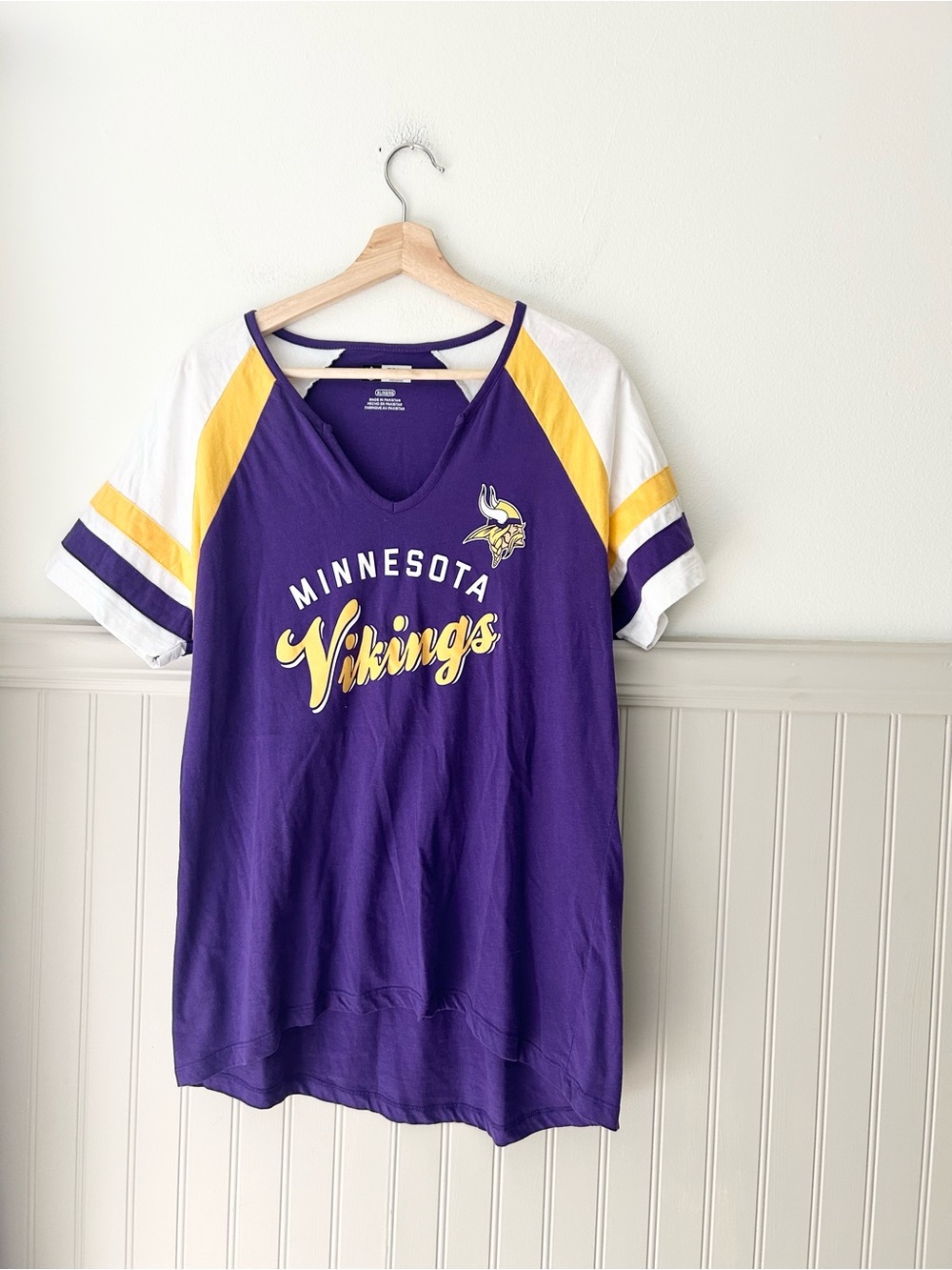 NFL Minnesota Vikings Football Purple V-Neck Short Sleeve Tee Size XL